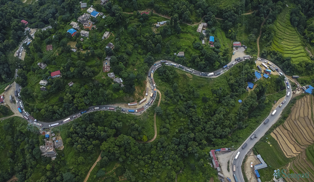 काठमाडौंको मुख्य नाका नजिकै खानीखोलामा देखिएको सवारीको लामो जाम। तस्विर : नवीनबाबु गुरुङ/सेतोपाटी